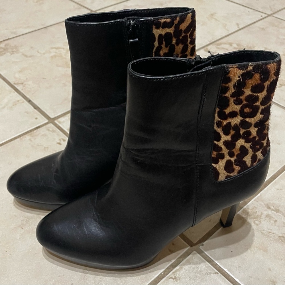Tahari Serena Black Sleek Leopard Booties Point Toe Zip Up Faux Fur Size 7